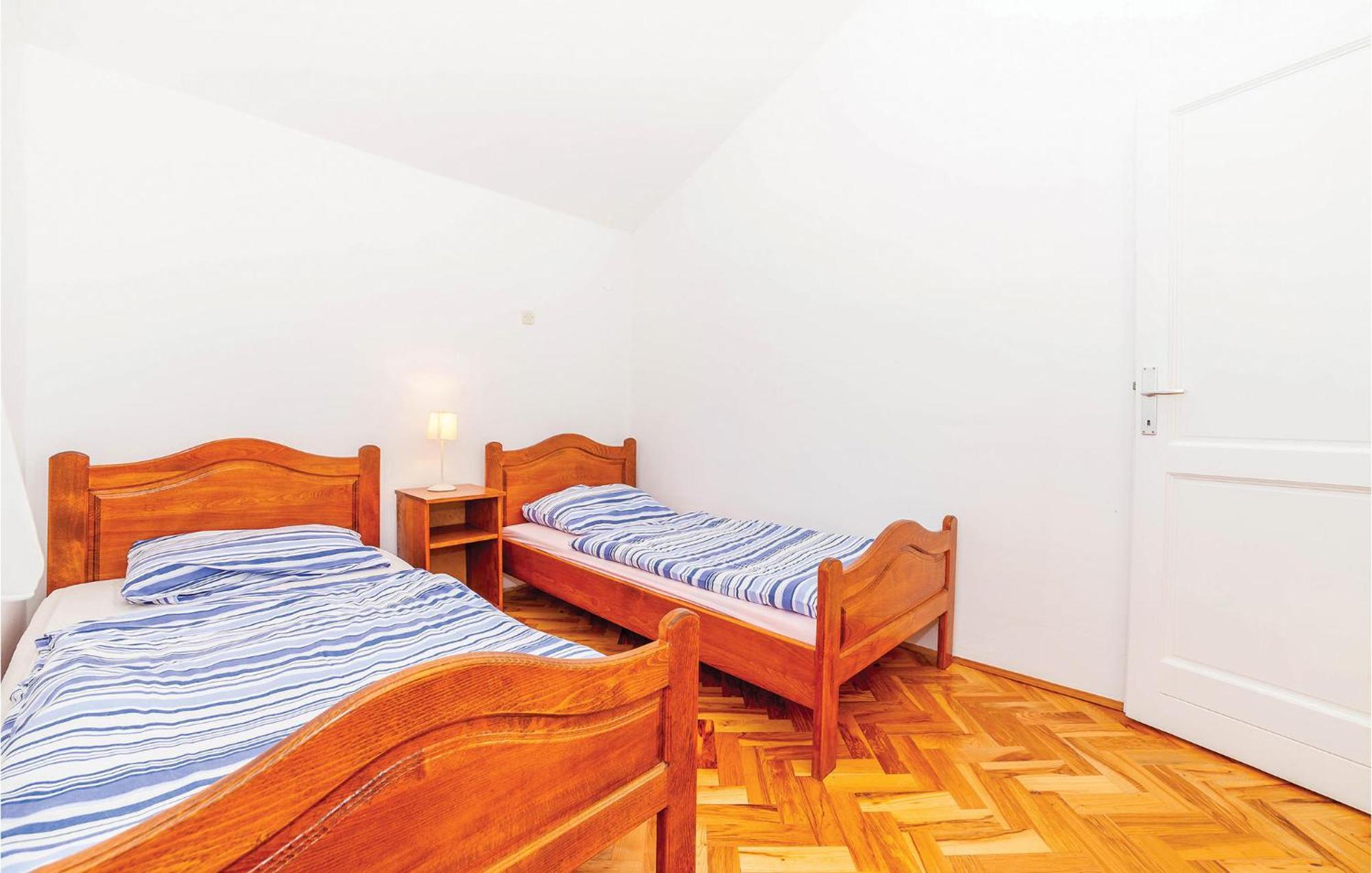 7 Bedroom Pet Friendly Home In Crni Kal Crni Kal  Eksteriør billede